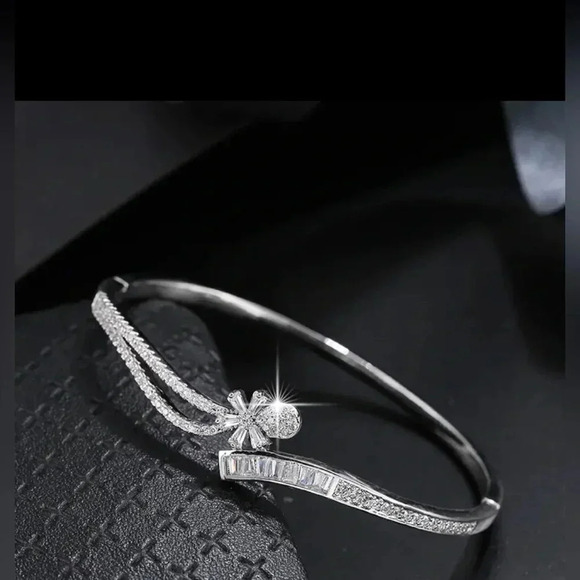 Jewelry - NWOT! Silver-Plated Rhinestone Bracelet